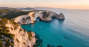 Comment visiter les calanques de Cassis en 2026 ? Le guide complet par terre et par mer