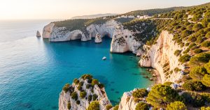 Comment visiter les calanques en 2026 : bateau, rando, voiture